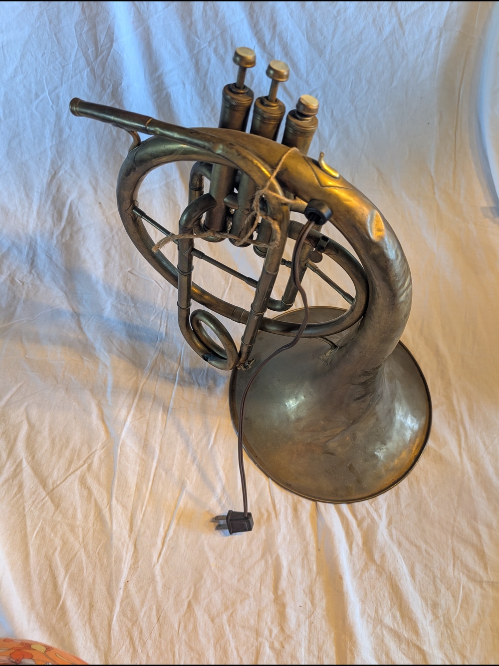 2/140$ Vintage Brass Horn Decorative Accent Lamp - Aged Gold Tone - Picture 7 of 9